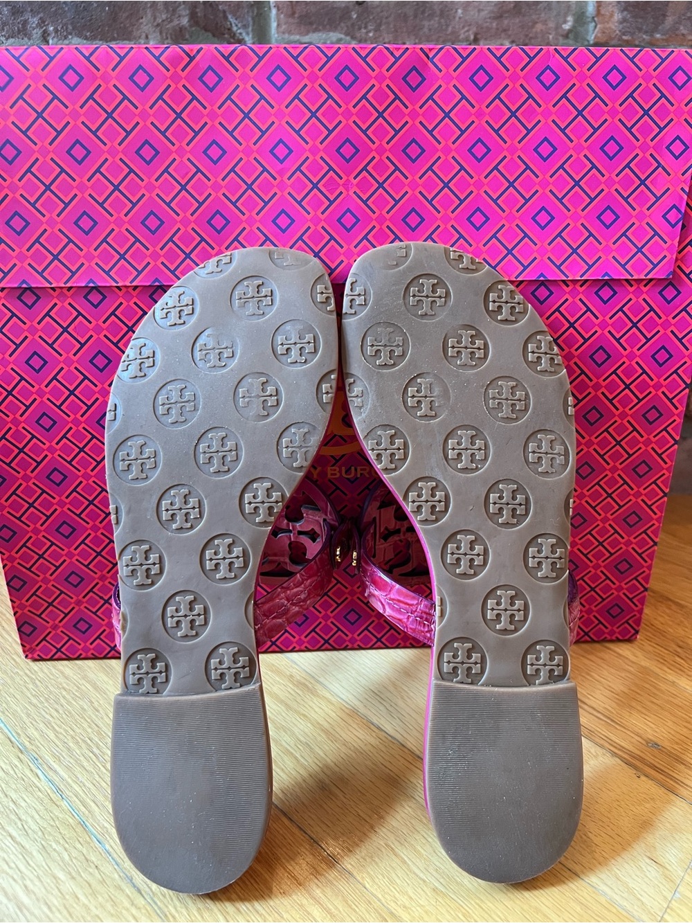 Tory Burch Party Fuchsia Croc Embossed Patent Leather Miller Sandals in - Picture 14 of 16